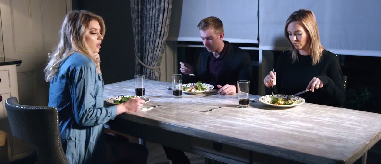 爸爸妈妈因为不想给女儿提供上大学的学费，烦躁的女儿想着通过一些不同寻常的方法得到这笔学费，趁着家庭晚宴结束的时间，女儿偷偷溜进了爸爸的房间，提出可以用自己的身体向爸爸获得学费，日益性感的女儿诱惑，让爸爸很快就沦陷，对着女儿的奶子的嫩穴就是肆意玩弄，大鸡巴爽的欲仙欲死！