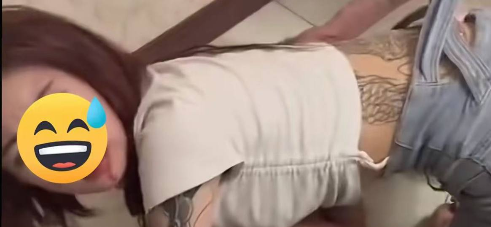 抖音热瓜，精神小妹拼命保护黄毛，嘴角都被打出血了还死死将黄毛护在身下，有这种女朋友赶紧收手结婚吧还混什么社会啊