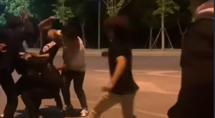 精神小伙霸凌现场视频曝光 深夜街头挑衅 多人群殴围攻一人拳脚相加 现场顿时乱做一团