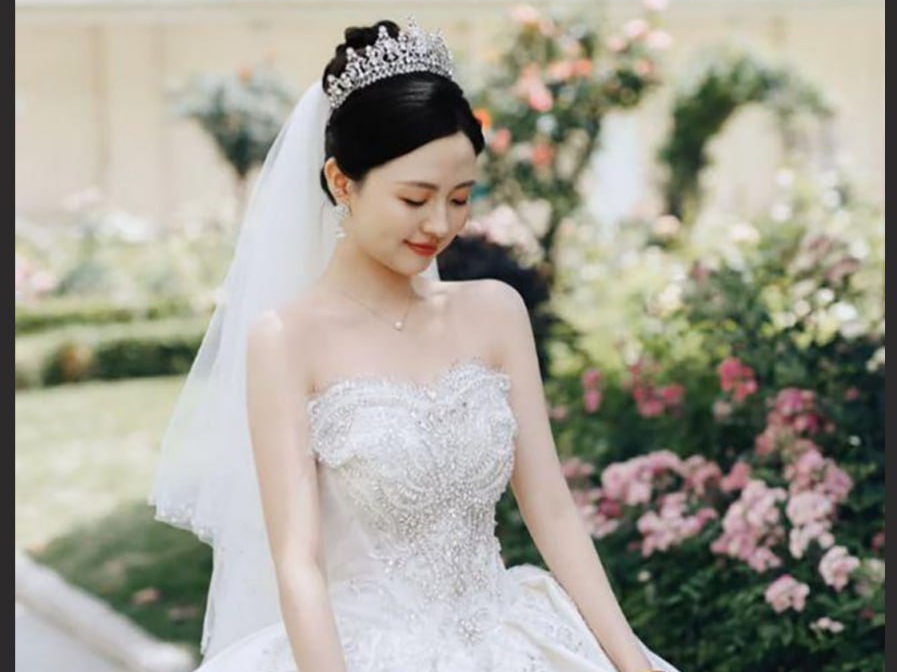 北京新娘 宋璃烟 新婚之夜洞房实拍 白虎丰臀被新郎猛操内射 满穴白浆流成河还冲镜头抛媚眼