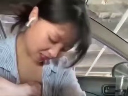 广西4S店女销售 小惠 试驾时间车内给客户口交 卖力吸允肉棒挑逗龟头