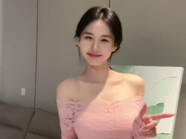 抖音网红线下沦为公共厕所，被多人啪啪打桩，在男人之中和飞机杯一样的存在，其行为不可谓不淫荡