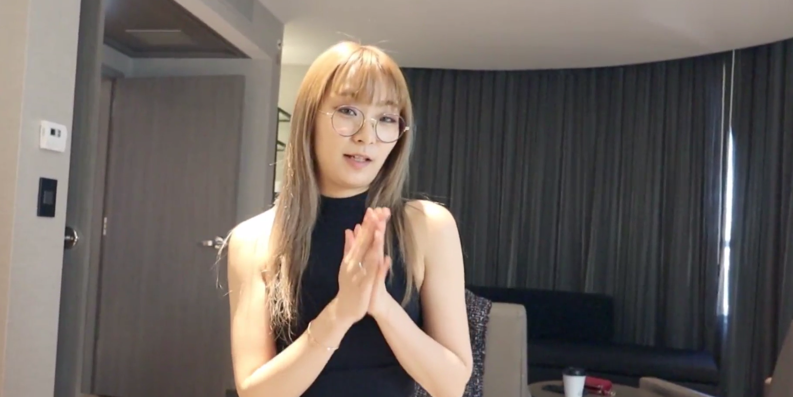 漂亮眼镜美眉 被大肉棒无套输出 从卫生间操到房间 骚叫不停 表情舒坦