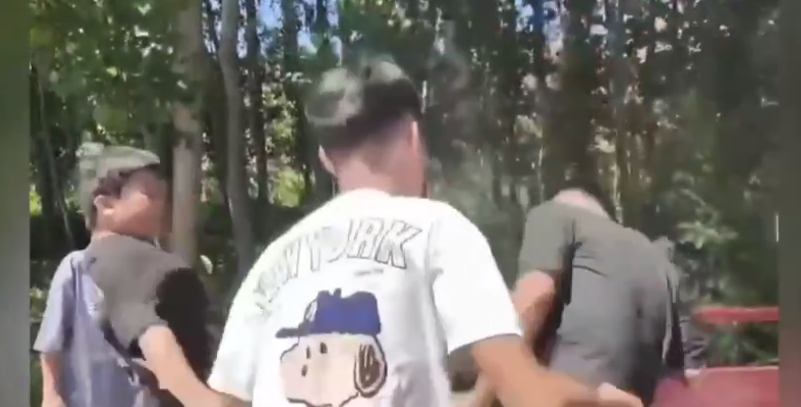 老瓜新吃，三轮车战神，精神小伙打架，最近抖音又火了，好多切片，抖音评论区都在卖钱，完全没这个必要，关注网站大瓜热瓜群主都会给你们找